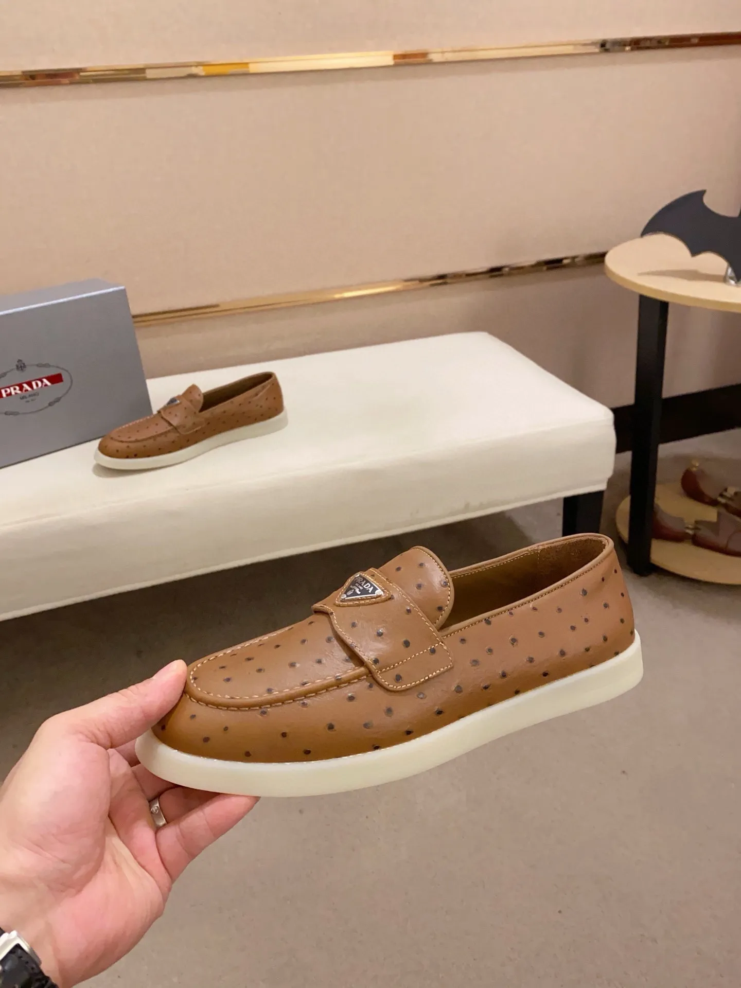 Men's shoes 💰 580💰 ✔️✔️✔️High-quality new PRADA counters are launched at the same time. The new men's shoes and 😘fabrics are selected from high-silk bald cowhide and are made by pure handicrafts. Lining: Full cowhide lining. 👍🏿 High-end ☄️ air-cushion molded anti-slip rubber outsole, exquisite lines, simple and elegant, comfortable and high-end for leisure travel. Code number: 38 to 44 (45 can be customized)